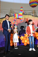 ピニャータ割りのための棒で遊び、司会に注意された藤木直人（左）と石橋陽彩（右）。