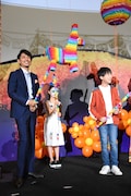 ピニャータ割りのための棒で遊び、司会に注意された藤木直人(左)と石橋陽彩(右)。