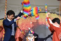 ピニャータ割りの様子。