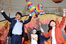 ピニャータ割りに成功した藤木直人（左）と石橋陽彩（右）。