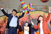 ピニャータ割りに成功した藤木直人(左)と石橋陽彩(右)。
