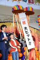 くす玉割りの様子。