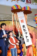 くす玉割りの様子。
