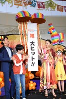 くす玉割りの様子。