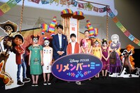 「リメンバー・ミー」春休み親子上映会の様子。藤木直人（中央左）、石橋陽彩（中央）、松雪泰子（中央右）とガイコツメイクのキッズたち。