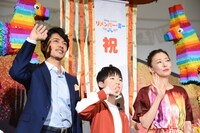 左から藤木直人、石橋陽彩、松雪泰子。