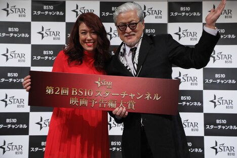 左からLiLiCo、陣内孝則。