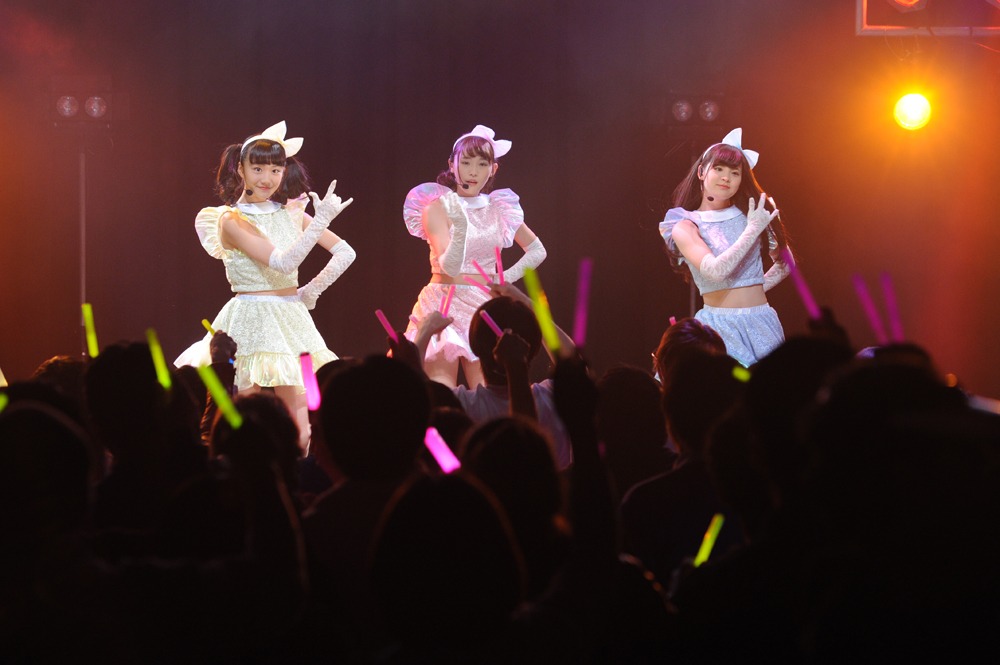 「トウキョウ・リビング・デッド・アイドル」より、劇中アイドルユニット“TOKYO27区”のライブシーン。