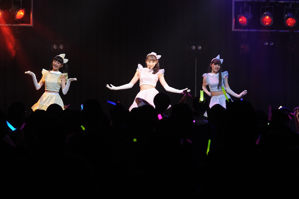 「トウキョウ・リビング・デッド・アイドル」より、劇中アイドルユニット“TOKYO27区”のライブシーン。