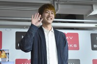 手を振る杉野遥亮。