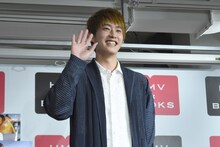 手を振る杉野遥亮。