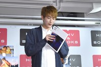 お気に入りのページを探す杉野遥亮。