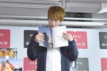 お気に入りのページを開き、選んだ理由を話す杉野遥亮。