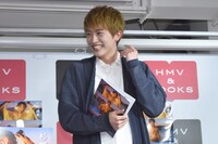 お気に入りの写真について話し始めるも「そのお話は後ほど……」と司会に制止され、照れ笑いを浮かべる杉野遥亮。