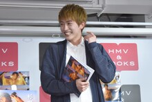 お気に入りの写真について話し始めるも「そのお話は後ほど……」と司会に制止され、照れ笑いを浮かべる杉野遥亮。