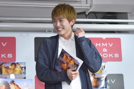 お気に入りの写真について話し始めるも「そのお話は後ほど……」と司会に制止され、照れ笑いを浮かべる杉野遥亮。