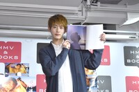 お気に入りの写真を見せる杉野遥亮。