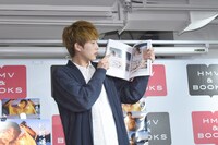 写真集を見つめる杉野遥亮。