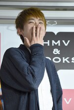 あくびをして見せる杉野遥亮。