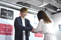 ファンと握手をする杉野遥亮。