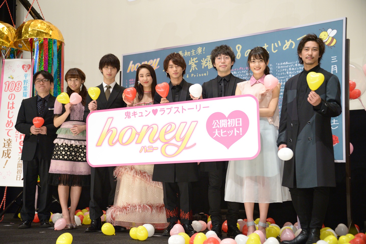 映画「honey」初日舞台挨拶の様子。左から神徳幸治、浅川梨奈、横浜流星、平祐奈、平野紫耀、高橋優、水谷果穂、佐野岳。