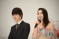 左から横浜流星、平祐奈。