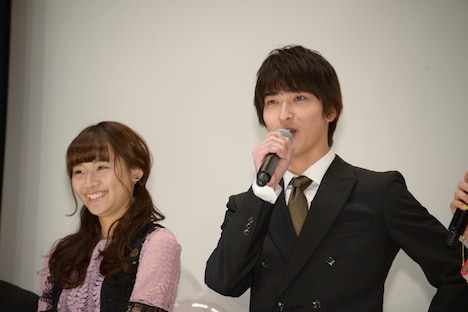 左から浅川梨奈、横浜流星。