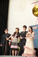 くす玉を引く登壇陣。