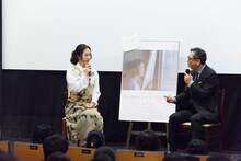 左から黒木華、宮川朋之。