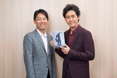 左から塩田武士、大泉洋。