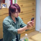 平野紫耀が緊張しながら携帯見つめる、「honey」新場面写真が到着