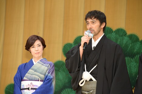 左から寺島しのぶ、阿部寛。