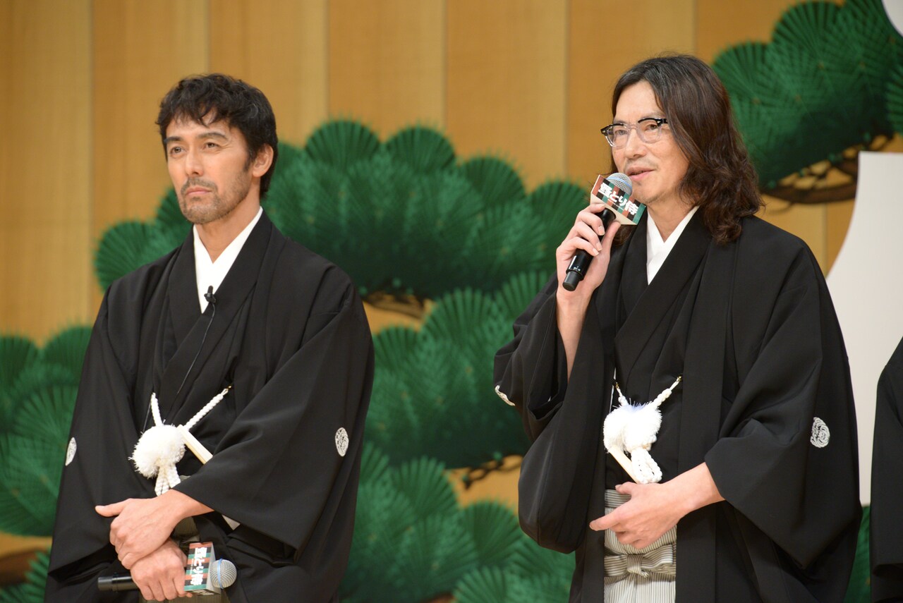 左から阿部寛、豊川悦司。 - 阿部寛が金屏風バックに口上披露