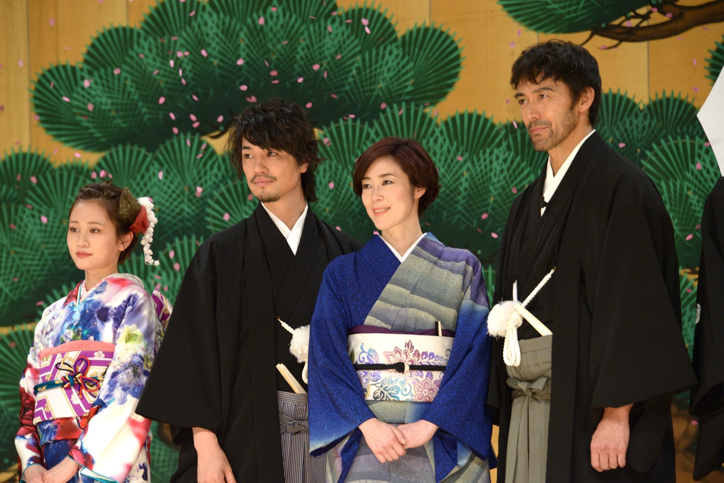 左から前田敦子、斎藤工、寺島しのぶ、阿部寛。