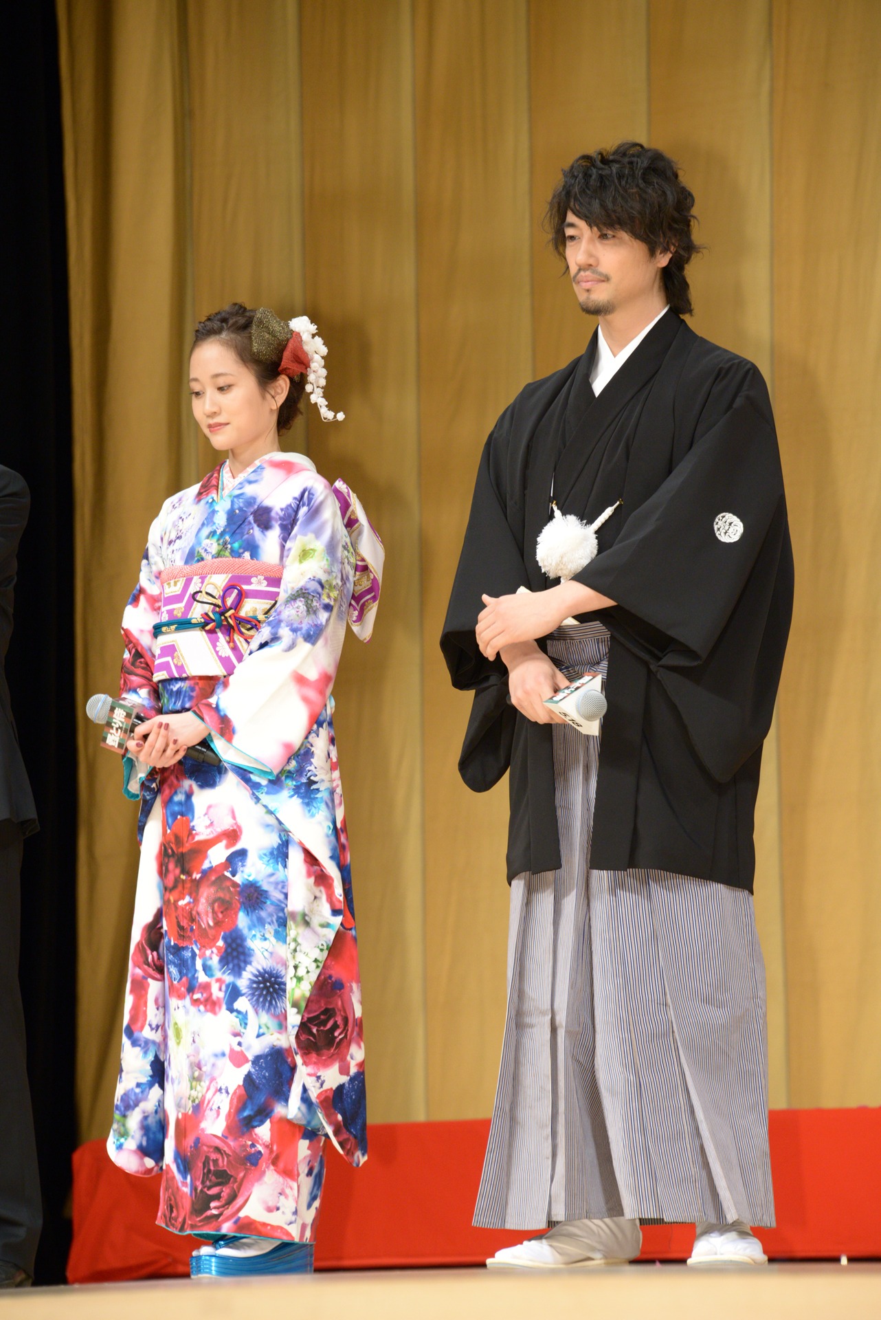 左から前田敦子、斎藤工。