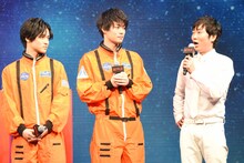 左から栗山航、村上由歩、石田明。