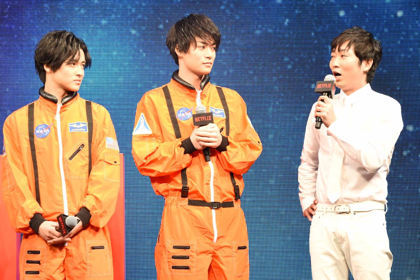 左から栗山航、村上由歩、石田明。