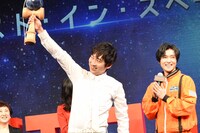 けん玉を成功させたNON STYLEの石田明（中央）。