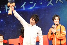 けん玉を成功させたNON STYLEの石田明（中央）。