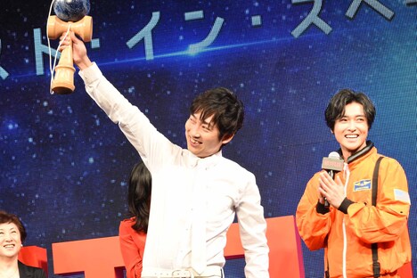 けん玉を成功させたNON STYLEの石田明(中央)。