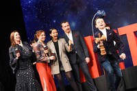 けん玉に挑戦するマックスウェル・ジェンキンス（右端）。