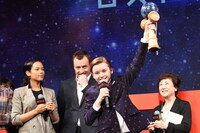 けん玉を掲げるマックスウェル・ジェンキンス（中央）。