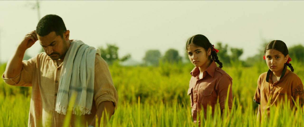 アーミル・カーン「ダンガル」、歌えや踊れ！インドの結婚式を捉えた本編映像