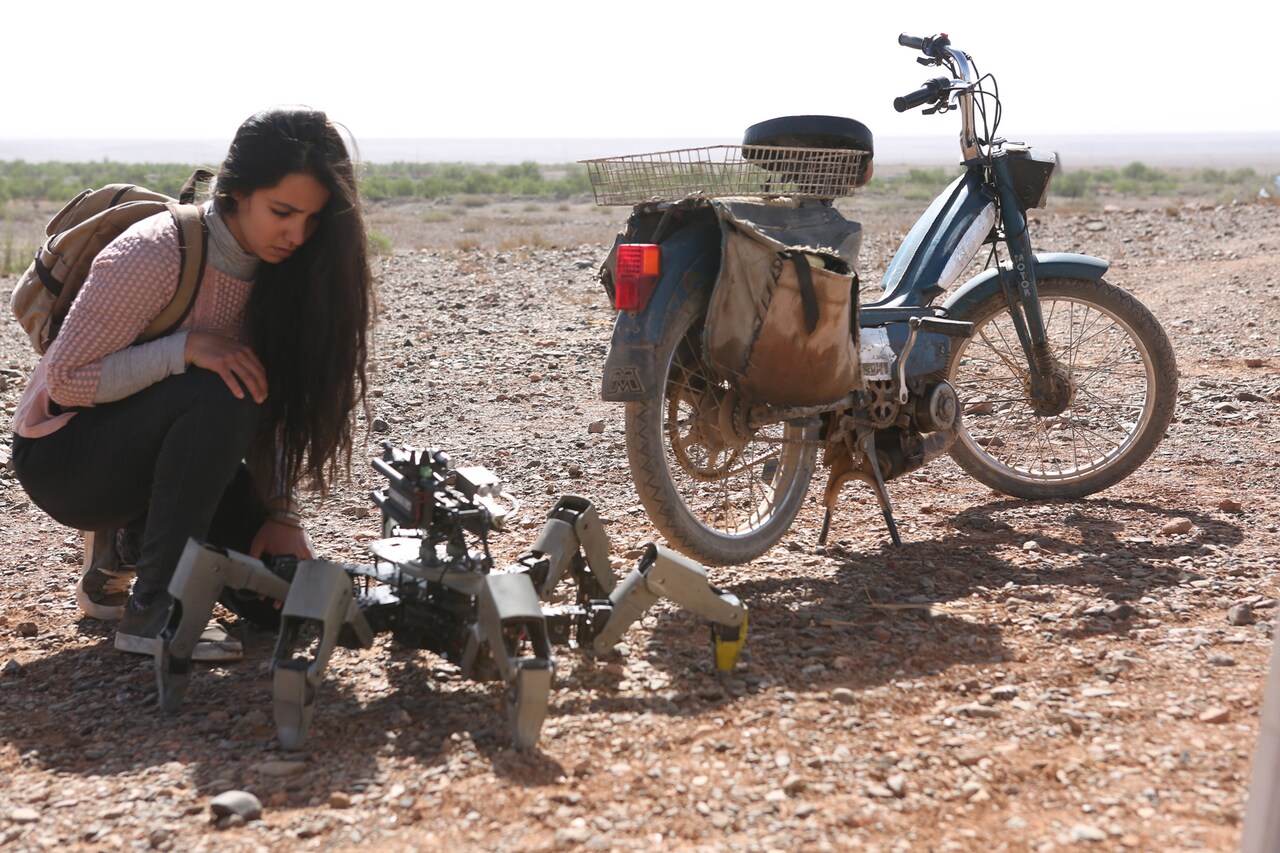 クモ型ロボット越しに運命の女性見つける「きみへの距離、1万キロ」本編映像