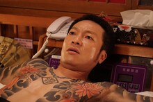 「孤狼の血」より、音尾琢真演じる吉田滋。