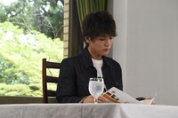 山の上ホテルの歴史を学ぶ岩田剛典。