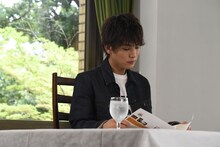 山の上ホテルの歴史を学ぶ岩田剛典。