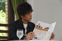 山の上ホテルの歴史を学ぶ岩田剛典。