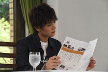 山の上ホテルの歴史を学ぶ岩田剛典。