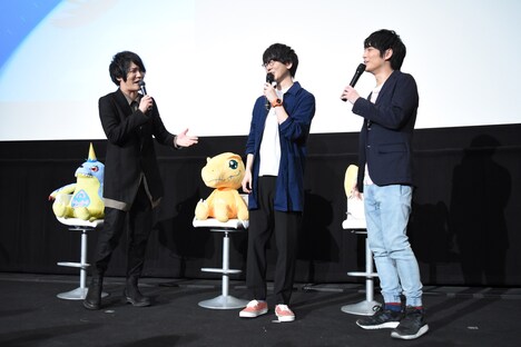 浪川大輔のLINEスタンプの使いやすさを力説する細谷佳正（左）。